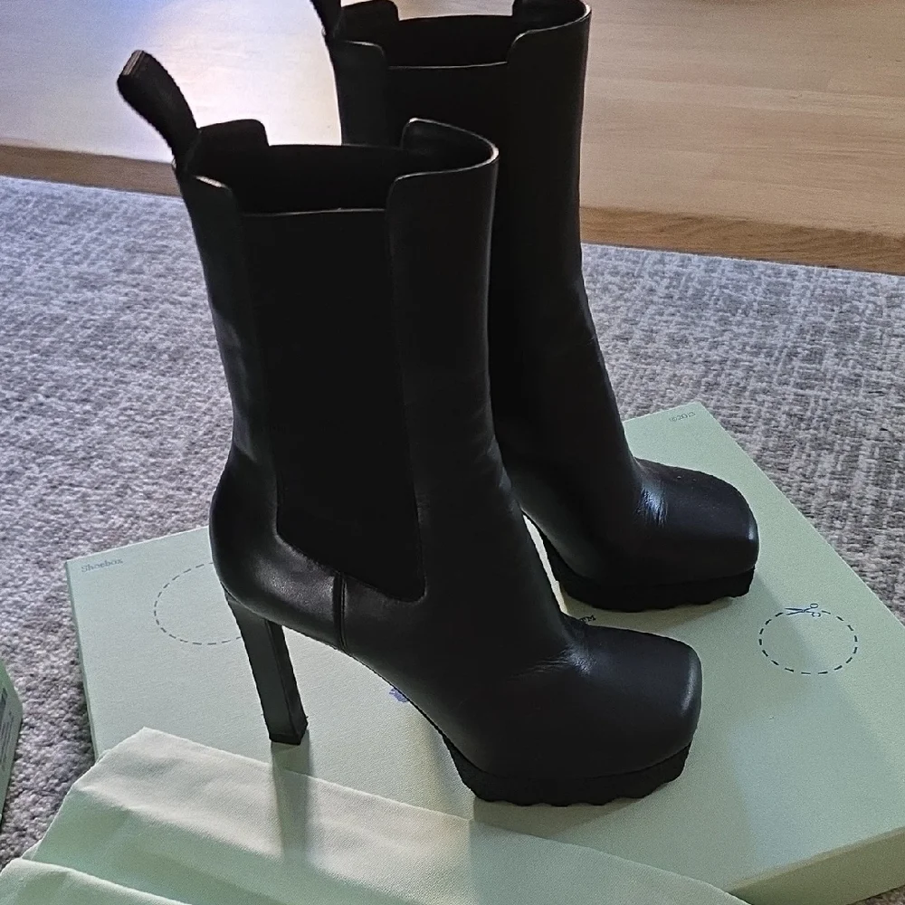 Off-White Black Heeled Boots with Modern Silhouette - Picture 2 of 8